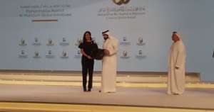فريدة عثمان تتسلم جائزة ال مكتوم االابداع الرياضى