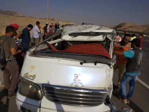 صورة اليوم ...15 مصاب في حادث انقلاب سيارة ميكروباص بطريق السخنة -القطاميه