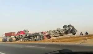بالصور : مصرع سائق واصابه خطيرة لآخر في تصادم سيارتين نقل على طريق القاهرة  - السويس
