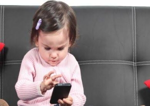 أضرار الهواتف المحمول على الأطفال الرضع