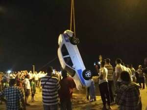 البيجا &quot;خليفة&quot; تنتشل السيارة وبها جثة السائق من مياه المجرى الملاحي ببورسعيد