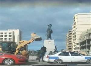 أول رد من محافظ بورسعيد على واقعة سقوط تمثال عبد المنعم رياض أثناء نقله