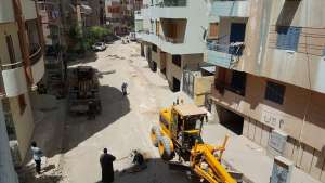 بالصور : حي السويس يرفع كفاءة شارع المدينة المنورة بالملاحة تمهيدا لرصفه