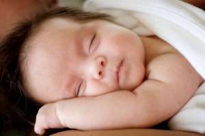 دراسة: عدم حصول الطفل على قدر كاف من النوم يعرضه للبدانة