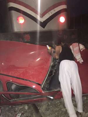 بالصور..قطار يدهس سيارة ملاكى على مزلقان قرية عامر بالسويس