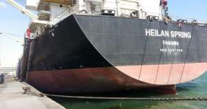 وزارة البيئة تبلغ &quot;موانئ البحر الأحمر&quot; بالتحفظ على سفينة ترفع علم بنما  بعد تسببها فى تلوث زيتى بميناء الأدبية