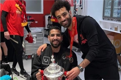 محمد صلاح يحتفل مع مؤمن زكريا بكأس الاتحاد الإنجليزي