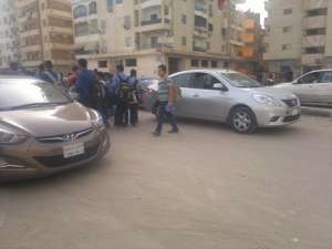 بالصور..سيارة ملاكي تصطدم بطالب اثناء خروجه من المدرسة امام جمعية السويس بلدى