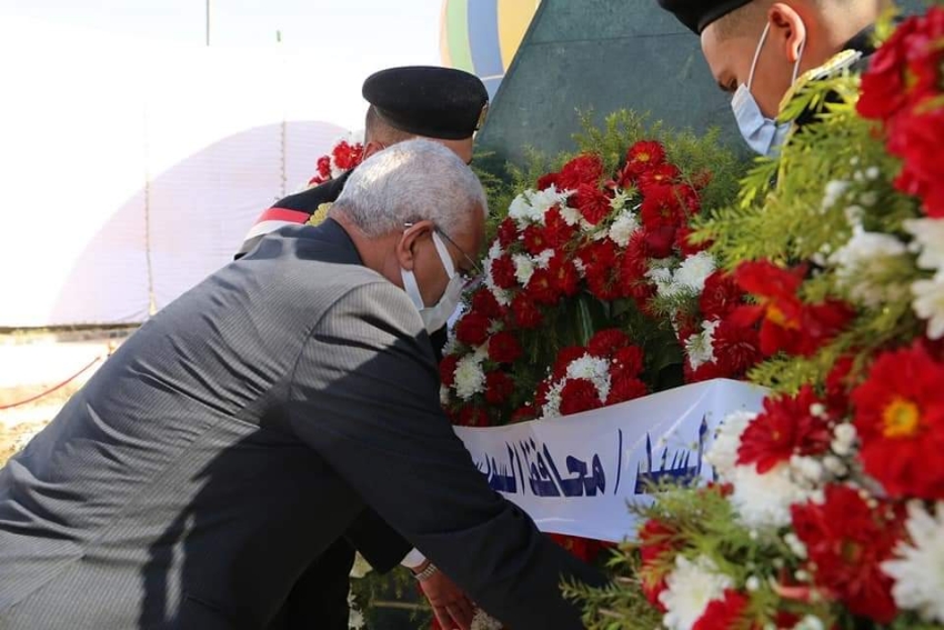 محافظ السويس وقائد الجيش الثالث يضعان أكاليل الزهور علي النصب التذكارى للجندى المجهول بمعسكر قوات الأمن بالسويس