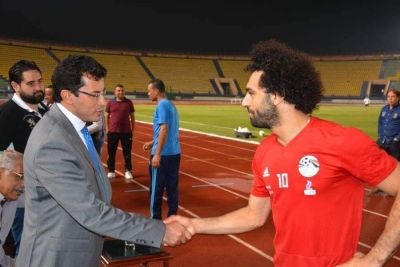 وزير الرياضة يتواصل هاتفيا مع محمد صلاح قبل وصوله مصر