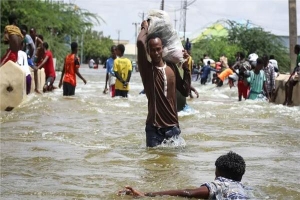 فيضانات شديدة في منطقة القرن الإفريقي تشرد الآلاف من العائلات.