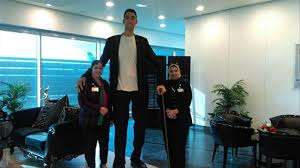 أطول رجل في العالم يصل القاهرة