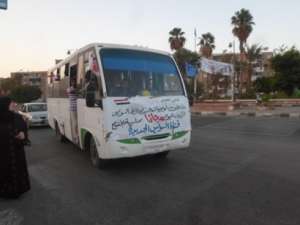 بالصور : مرفق النقل الداخلى ينقل المواطنين من و إلى الكورنيش الجديد مجانا