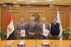 رئيس جامعة السويس يشهد توقيع بروتوكول تعاون مع هيئة البريد المصري