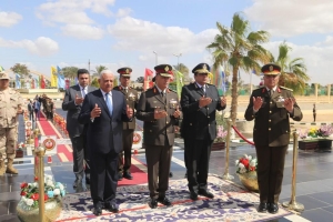 محافظ السويس وقائد الجيش الثالث الميداني ومدير الامن يضعون  أكاليل الزهور علي قبر الجندي المجهول بمناسبة يوم الشهيد