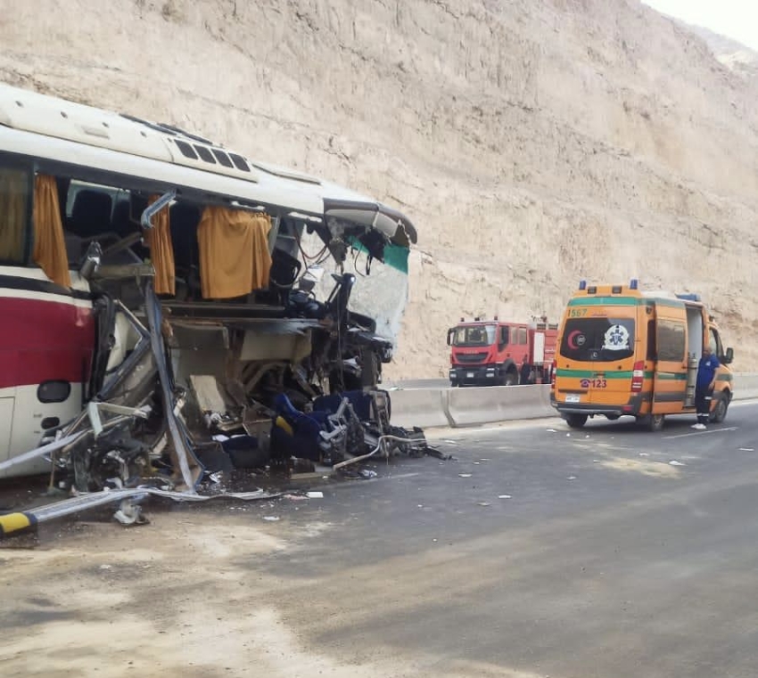 بالاسماء :وفاة ٣ واصابة ٣٠ في حادث تصادم اتوبيس وسيارة نقل بطريق الجلالة بالسخنة