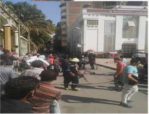 بالصور..اشتباه في وجود قنبلة امام بنك مصر بالسويس والشرطة تفرض طوق امني بالمنطقة