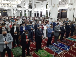 بالصور ..صقر والقيادات التنفيذية والامنية وأهالي السويس يؤدون صلاة عيد الأضحى بمسجد حمزة 