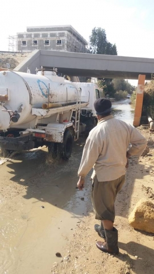 صورة اليوم ..رئيس حي الجناين تضع حلا نهائيا لمياه نفق جنيفة