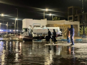 حي السويس يعمل علي رفع تجمعات مياه الامطار