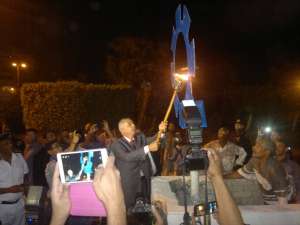بالصور :  السروى يقوم بإيقاد الشعلة  إيذانا ببدء إحتفالات محافظة السويس بعيدها القومى