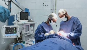قسم جراحة المخ والأعصاب بمستشفى السويس العام يجري جراحة ناجحة لمريض لوقف نزيف بالمخ .
