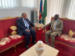 وزير الخارجية يلتقي مع نظيره الكونغولي على هامش الاجتماع الوزاري التحضيري لمؤتمر المناخ في العاصمة كينشاسا