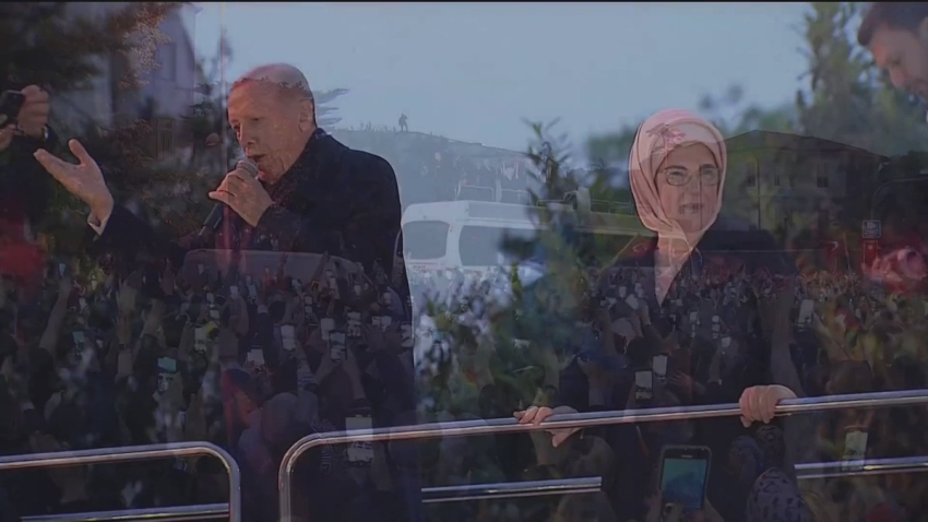 الرئيس رجب طيب أردوغان يغني لمؤيديه