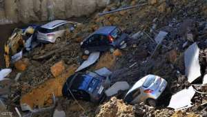 “حفرة” تبتلع 6 سيارات في روما