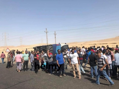 صورة اليوم :انقلاب اتوبيس عمال شركة كوين سيرفس واصابة ٣٠ عامل بطريق السويس _ السخنة