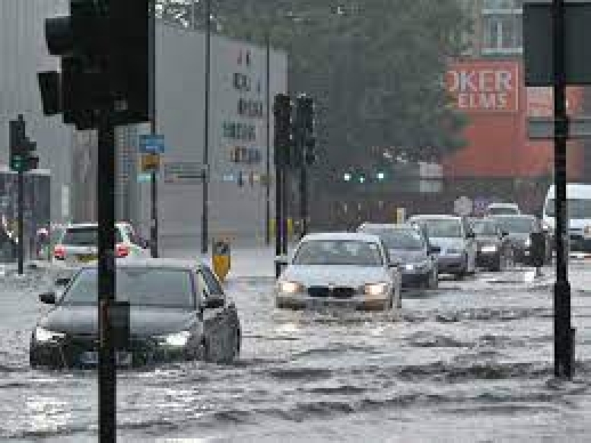 مياه فيضانات قوية تغرق شوارع العاصمة الإنجليزية لندن بعد هطول غزير للأمطار