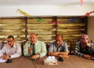 مديرية الصحة والسكان تنظم قافلة طبية وتوزع مواد تموينية لأهالي منطقة عرب المعمل بحي عتاقة