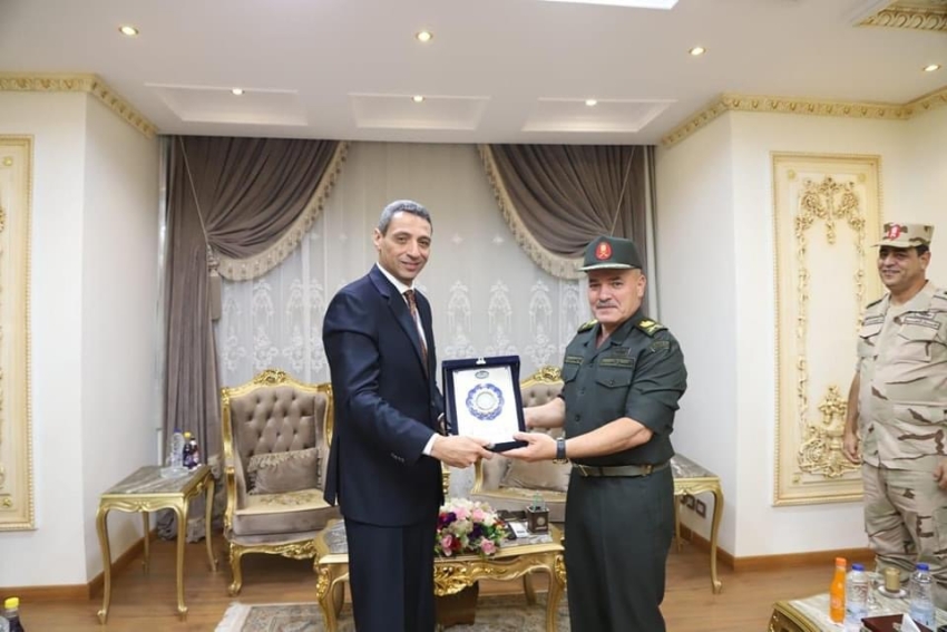 محافظ السويس يقدم التهنئة لقائد الجيش الثالث الميداني