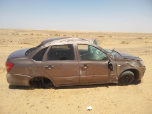 اصابة مواطن اثر انقلاب سيارته بطريق جنيفة اتجاه القاهرة