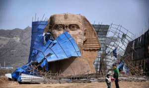 السلطات الصينية تقوم بتفكيك نسخة طبق الأصل من تمثال أبو الهول استجابة لشكاوى وزارة الآثار المصرية
