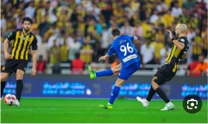 الهلال السعودى يمنح النصر الأمل في الدوري السعودي بعد تعادله مع الإتحاد السعودى