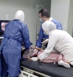 مستشفى السويس العام تجري منظارا لطفلة تعاني من قيء دموي متكرر