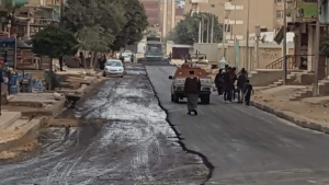 صور..السويس بلدي ترصد بدء أعمال رصف شارع ١٥٣ بالزراير