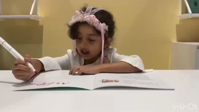 عمرها 4 سنوات ونصف السنة .. أصغر كاتبة إماراتية في معرض أبوظبي الدولي للكتاب، الفيّ المرزوقي توقع كتابها &quot;الأرنب الضائع