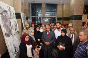 محافظ السويس والقيادات يفتتحون معرض الرسوم للفنان خالد الذكر&quot;عاطف سالم&quot; بقصر الثقافة