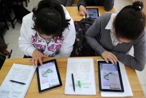 طلاب الصف الأول الثانوي يؤدون امتحان اللغة الأجنبية الثانية بنظام «الكتاب المفتوح