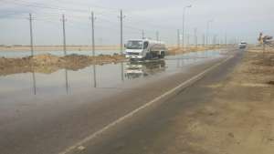 بالصور..مياه الصرف الزراعي تسيطر على الطريق الرئيسي الجناين -السويس بسبب انسداد مصرف السباعي