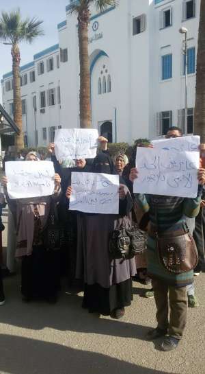 بالصور..وقفة احتجاجية للعاملات بمشروع المخابز امام ديوان عام محافظة السويس
