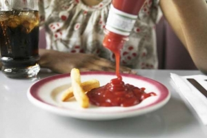 أخصائي تغذية يحذر: تناول الكاتشب خطر على الأطفال