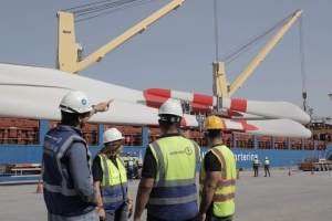اقتصادية قناة السويس: ميناء الأدبية تستقبل شحنة 42 ريشة رياح لمحطة توليد الكهرباء برأس غارب