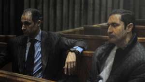 وصول جمال وعلاء مبارك المحكمة لحضور جلسة محاكمتهما بـ&quot;التلاعب بالبورصة&quot;بصفقة بيع البنك الوطنى.