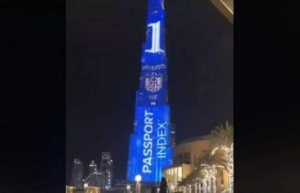 برج خليفة يتزين بجواز سفر الإمارات احتفالا بالمركز الأول