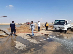 بالصور..استمرار العمل في إزالة آثار السيول بالسويس