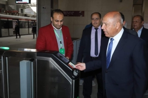 الوزيري يتفقد إنتظام العمل بمحطة عدلي منصور و يستقل أحد قطارات LRT حتى محطة الفنون والثقافة