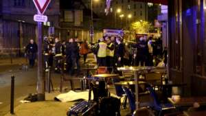 هجمات باريس: مقتل 120 على الأٌقل و&quot;8 متطرفين في تفجيرات انتحارية&quot; وإطلاق نار في باريس